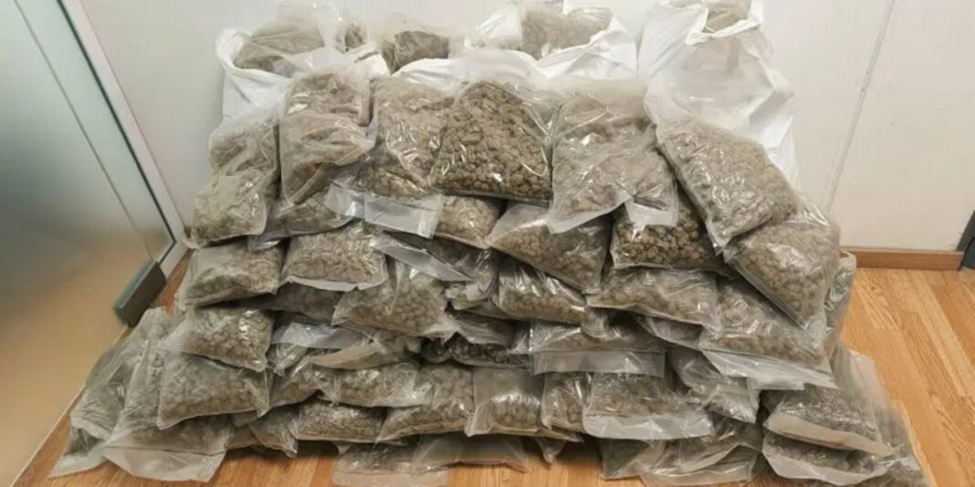 Ξυλοκιβώτιο με 62 κιλά κάνναβη έφτασε ταχυδρομικώς από τον Καναδά -Οι προσπάθειες παραλαβής, πώς τσάκωσε 2 η ΕΛ.ΑΣ.