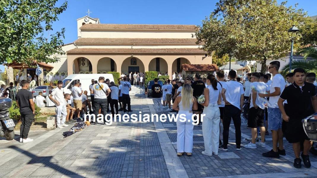 Οδύνη στην κηδεία του 17χρονου που πέθανε από εγκεφαλική αιμορραγία – Φίλοι του έκαναν πορεία με μηχανάκια μέχρι την εκκλησία
