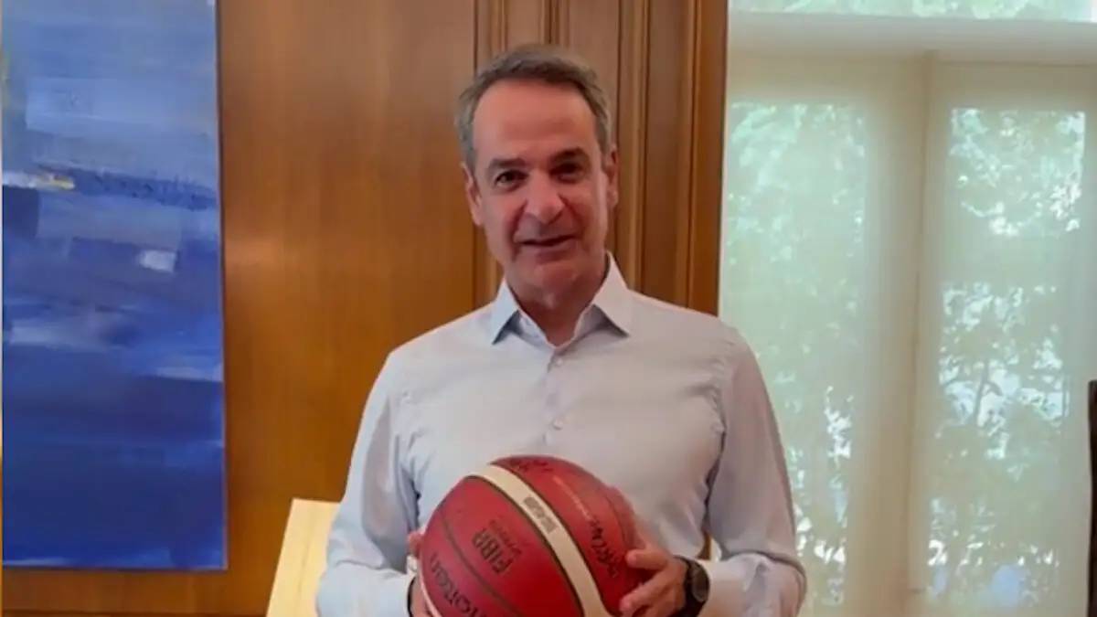 Ο Κυριάκος Μητσοτάκης με μπάλα μπάσκετ και «Final Countdown» στο Μαξίμου