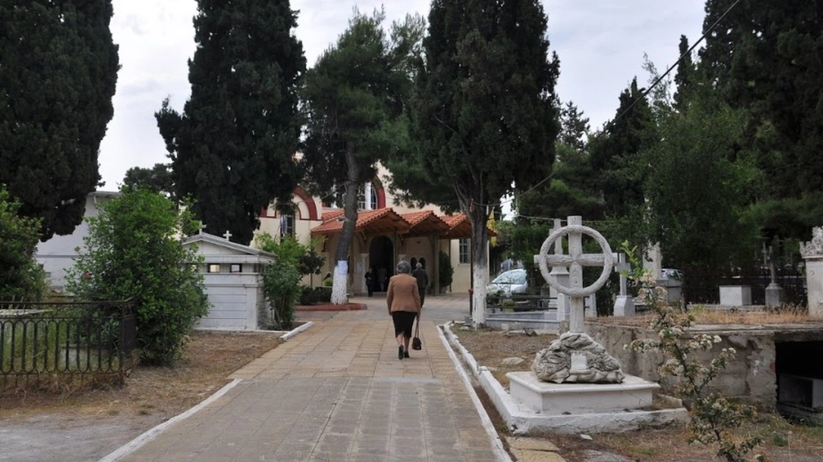 Αιματηρό επεισόδιο σε νεκροταφείο – Πιάστηκαν στα χέρια και του άνοιξε το κεφάλι με φτυάρι