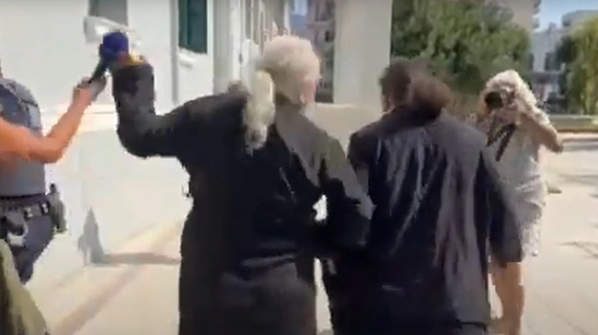 Στον ανακριτή ο ηγούμενος που κατηγορείται για αρχαιοκαπηλία – Κινήθηκε κατά των δημοσιογράφων (βίντεο)