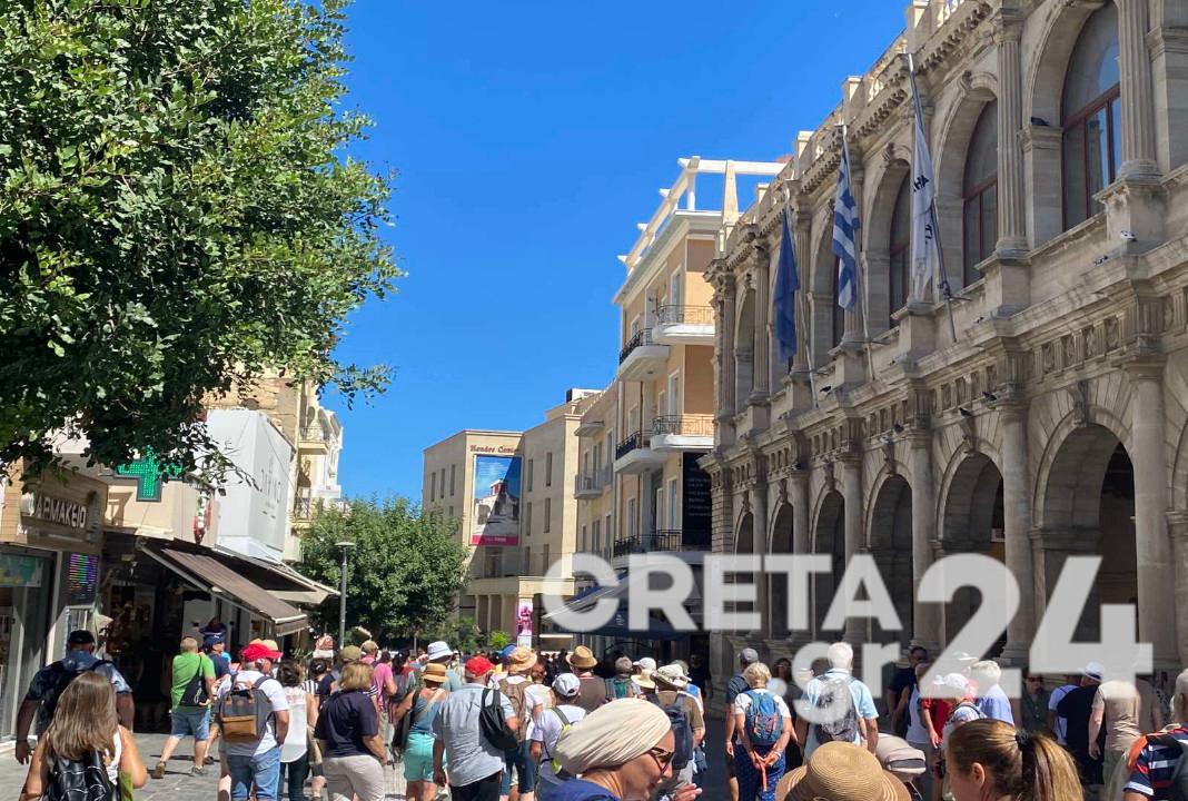 Το Ηράκλειο «πλημμύρισε» από κόσμο – Εικόνες