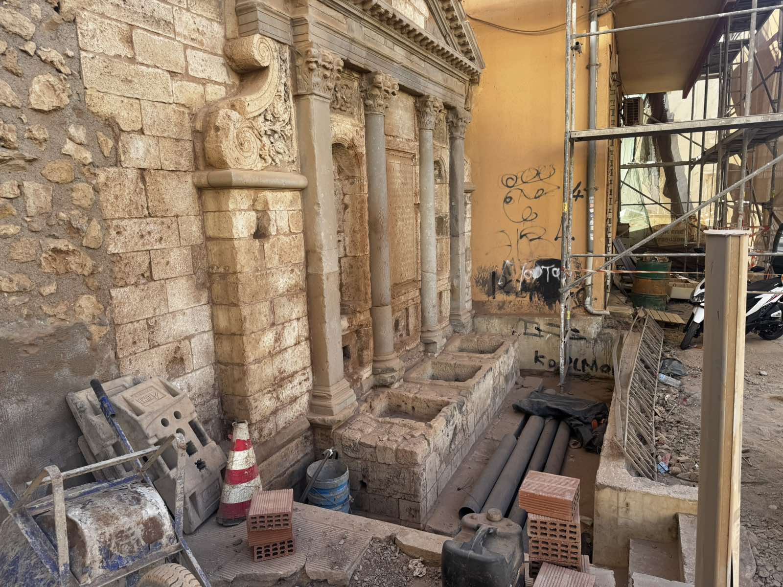 Εικόνες εγκατάλειψης στην Κρήνη Πριούλη – Τι λένε οι κάτοικοι, τι απαντά ο Δήμος Ηρακλείου