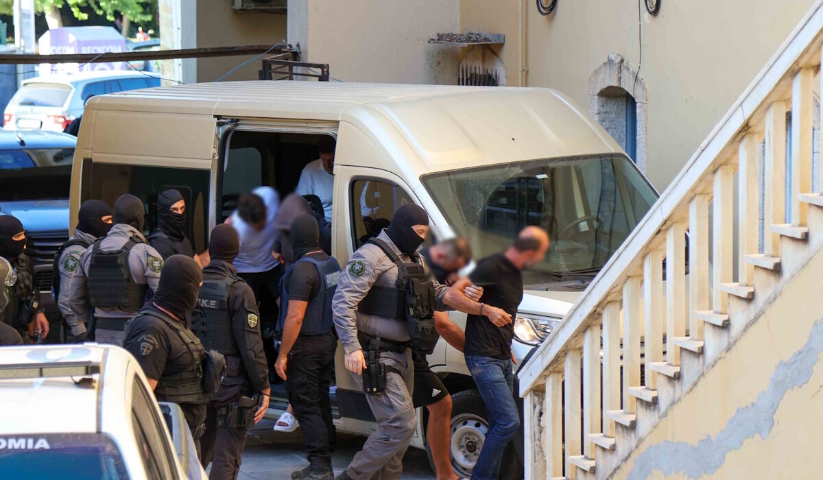 Μαφία της Κρήτης: Το USB στο παγκάκι και τα 12 βίντεο να «τραβάς τα μαλλιά σου»