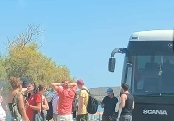 Ρέθυμνο: Αναστάτωση λόγω βλάβης σε λεωφορείο – Τουρίστες κατέβηκαν στον δρόμο (φωτογραφία)