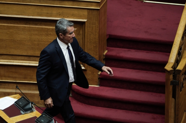 Το ΠΑΣΟΚ συνδέει με το σκάνδαλο των υποκλοπών την προσχώρηση Λοβέρδου στη ΝΔ