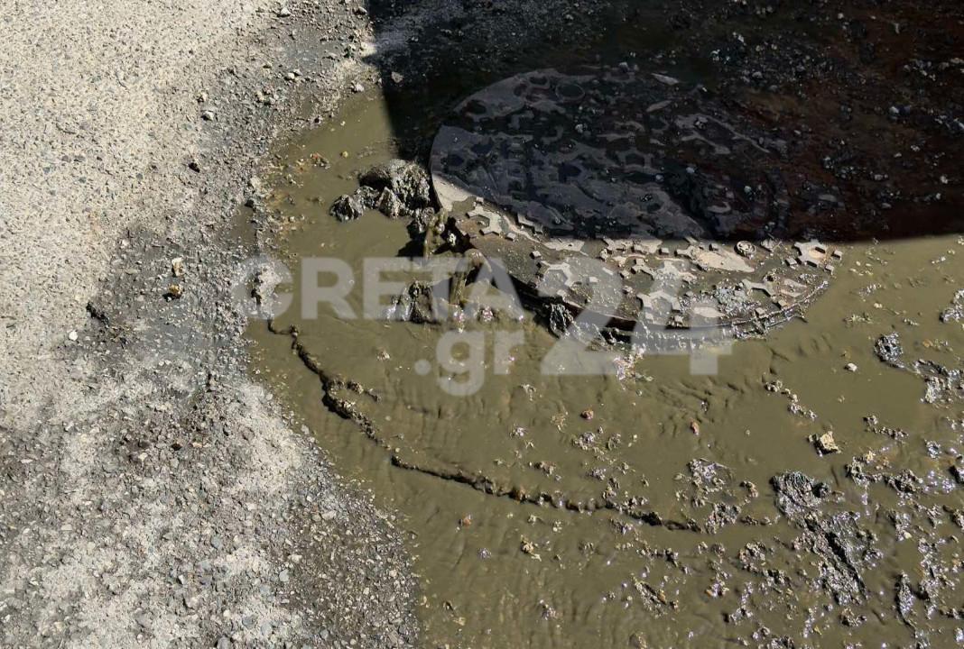 Ξεχείλισε το φρεάτιο, γέμισε λύματα ο δρόμος