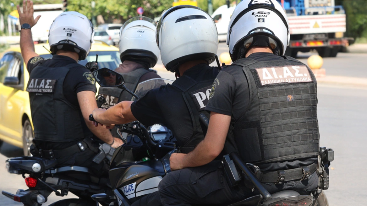 Γυναίκα απείλησε να πέσει από τον τρίτο όροφο πολυκατοικίας – Την έσωσε ο πατέρας της