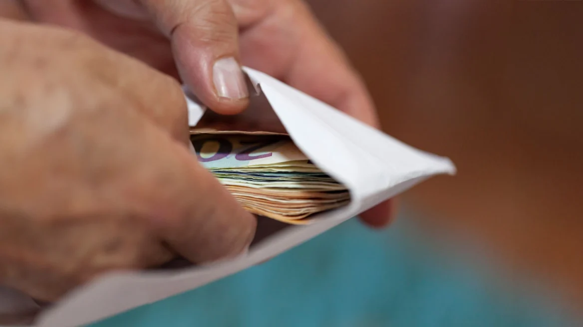 Συνελήφθη εφοριακός – Zήτησε 1.000 ευρώ «φακελάκι» για να μην κόψει πρόστιμο σε φούρνο