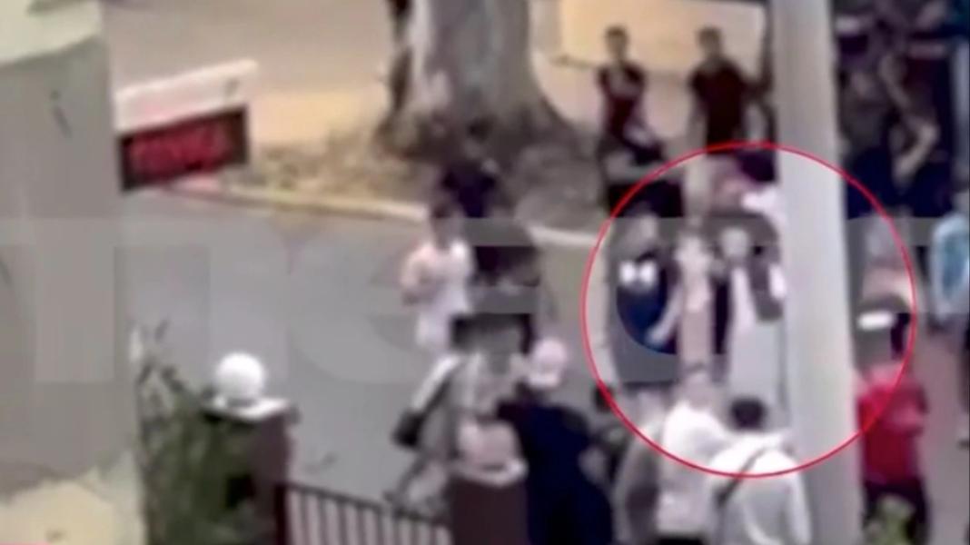 Βίντεο από τη στιγμή της επίθεσης ανηλίκων σε 14χρονο έξω από σχολείο