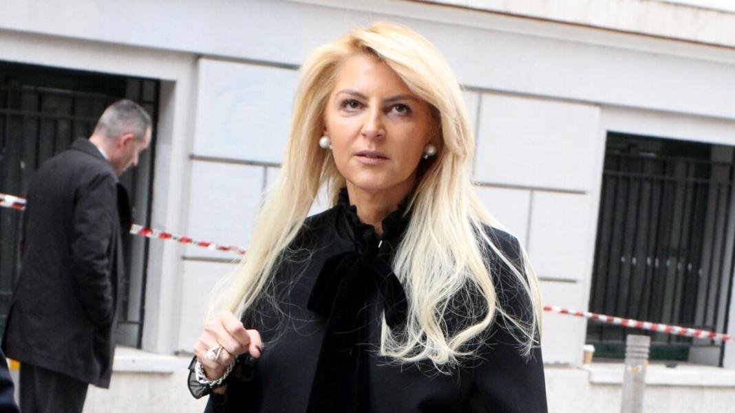 Η Μπέσυ Λαιμού σπάει την σιωπή της για τον ξαφνικό θάνατο της κόρης της: «Είχε σωθεί από καρκίνο, την τσίμπησε έντομο και πέθανε»
