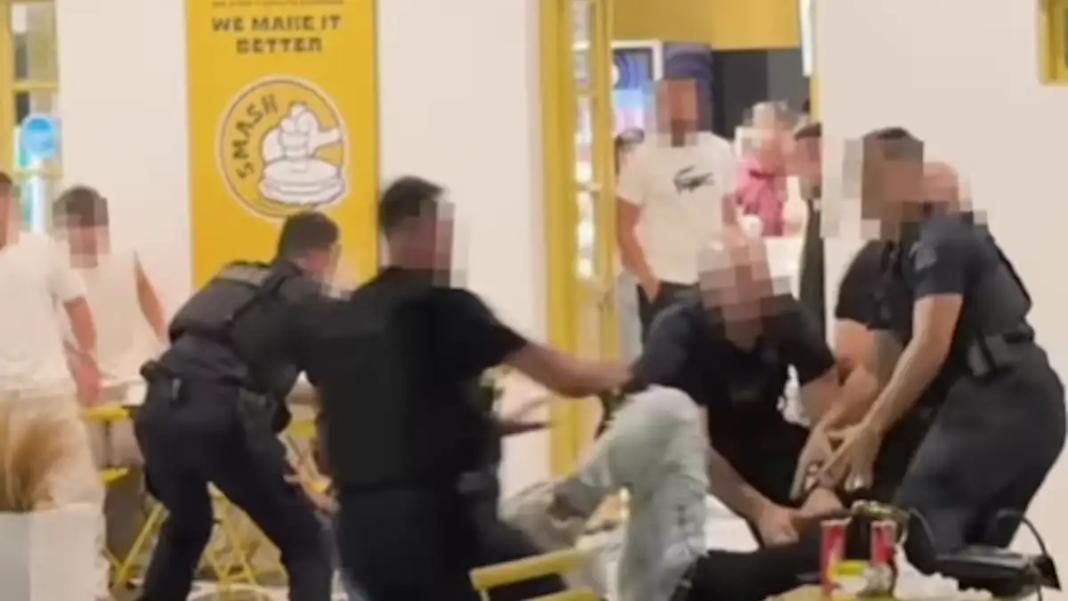 Σκηνές χάους στη Μύκονο με Ιταλούς τουρίστες να αντιστέκονται στη σύλληψη και να πλακώνονται με αστυνομικούς