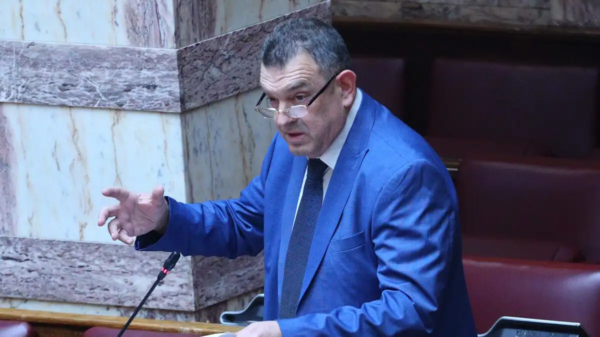 Ο βουλευτής που βανδάλισε τα έργα τέχνης στην Εθνική Πινακοθήκη… έκανε νέο κόμμα!