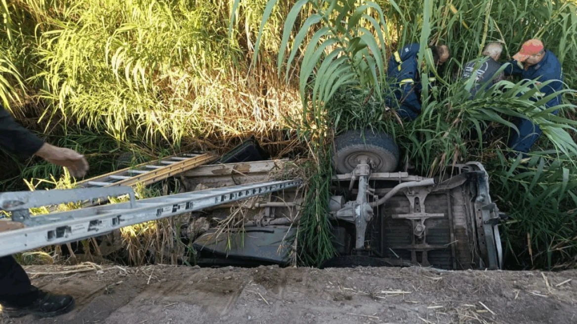 Αυτοκίνητο ντεραπάρισε και κατέληξε σε αυλάκι – Εγκλωβίστηκε ο οδηγός