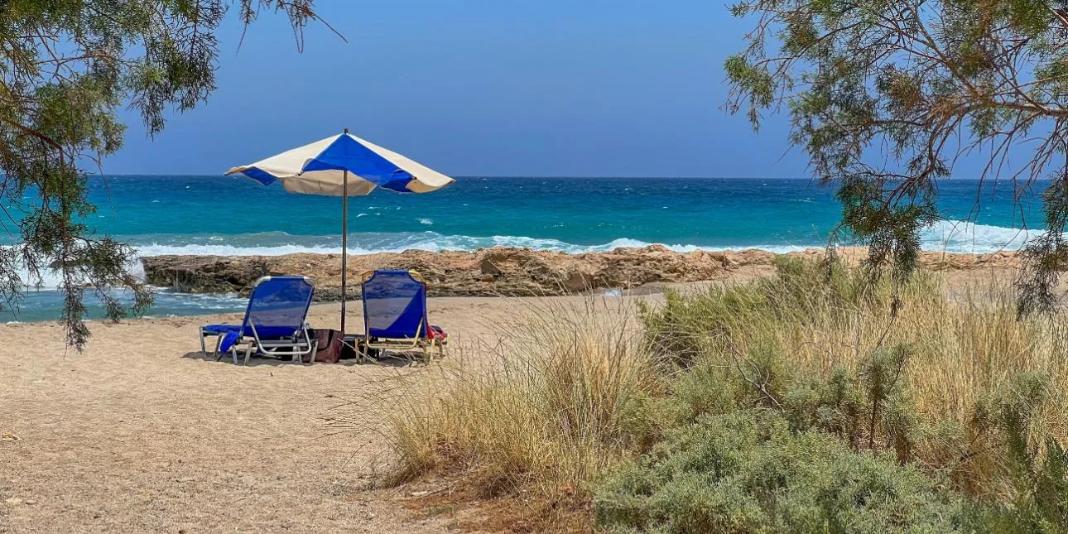 Σύλληψη δύο νεαρών που είχαν παραβιάσει εννέα ΙΧ λουόμενων -Στα 5.000 ευρώ η λεία τους