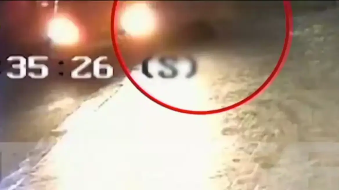 Η στιγμή που ο 20χρονος γιος του επιχειρηματία παρασέρνει αστυνομικό στο κέντρο της Αθήνας (βίντεο)