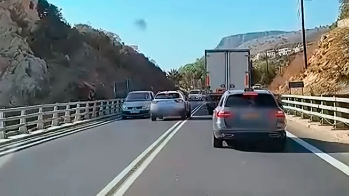 Aδιανόητη προσπέραση σε γέφυρα του ΒΟΑΚ – Από θαύμα αποφεύχθηκε η μετωπική!
