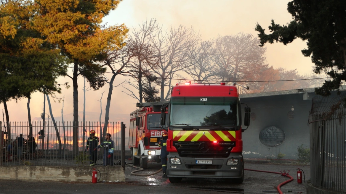 Οριοθετήθηκε η φωτιά στο Μενίδι: Εκτεταμένες καταστροφές σε επιχειρήσεις