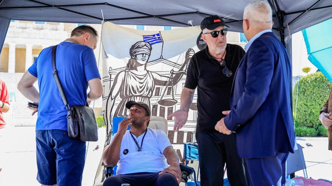 Στο Νοσοκομείο ο απεργός πείνας Δημήτρης Οικονομόπουλος, που συμπαραστέκεται στον Πάνο Ρούτσι