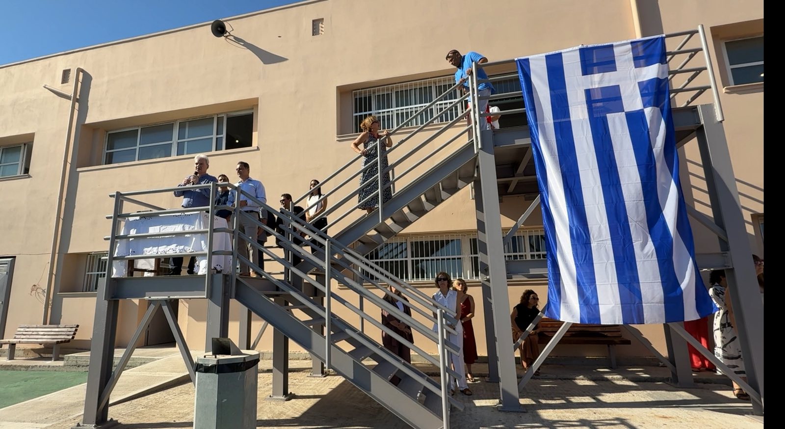 Ο Δήμαρχος και η τεράστια σημαία που φαίνεται μέχρι την Ρίγα