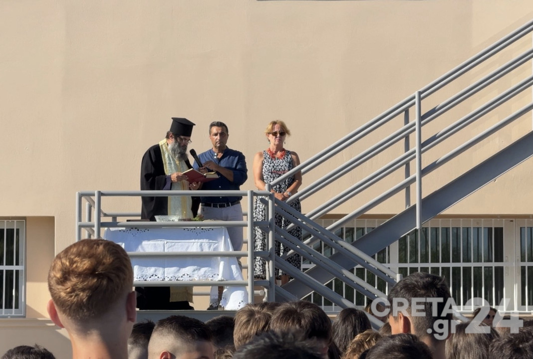 Επιστροφή στα θρανία: Πλημμύρισαν παιδιά οι σχολικές αυλές στο Ηράκλειο – Τι δήλωσαν Α.Καλοκαιρινός και Μ.Σενετάκης