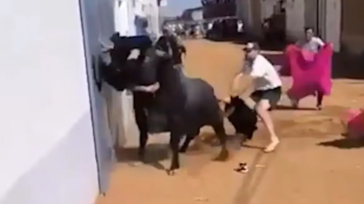 Ισπανία: Η στιγμή του σοβαρού τραυματισμού 17χρονου σε φεστιβάλ – Ταύρος τον κάρφωσε με τα κέρατα και τον πέταξε στον αέρα