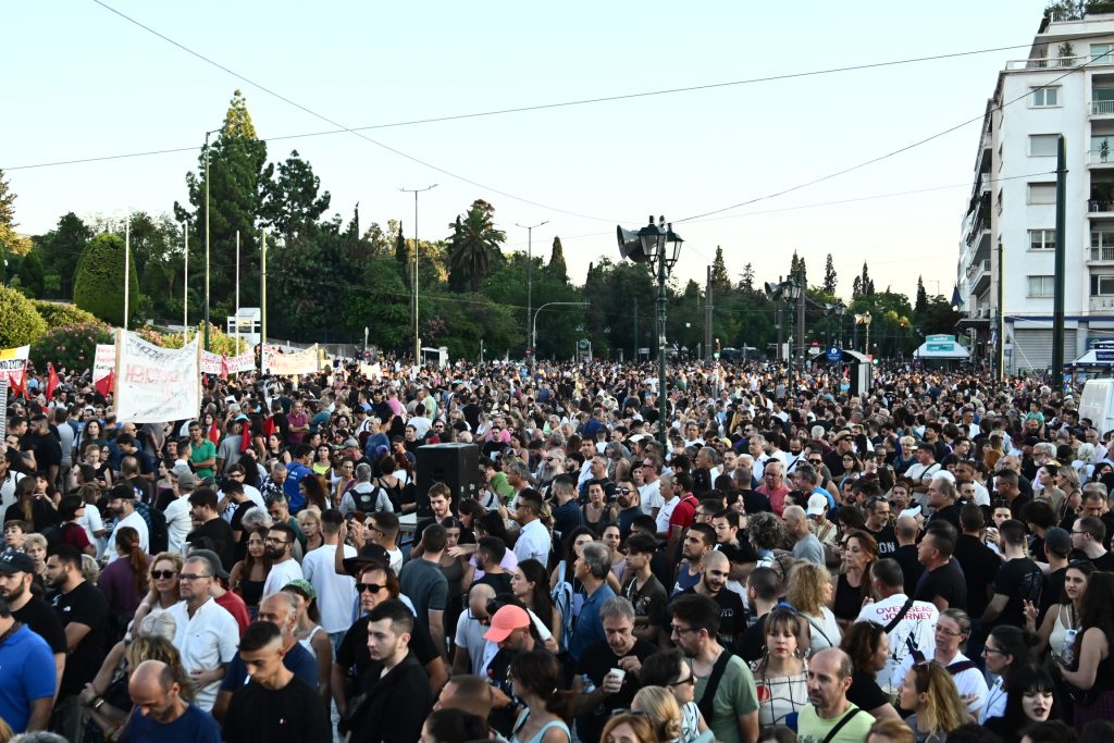 Διαμαρτυρία για τα Τέμπη: Σε εξέλιξη η συγκέντρωση στο Σύνταγμα