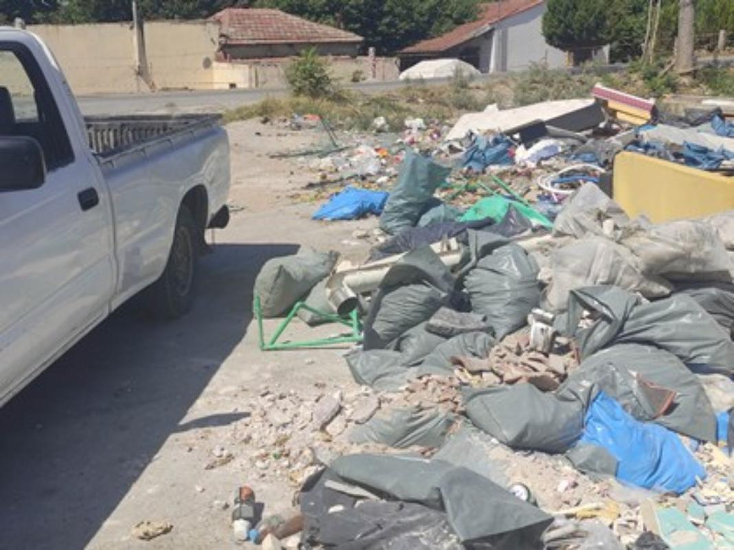 Χειροπέδες σε 17χρονο, 19χρονο και 29χρονο που πετούσαν μπάζα σε υπαίθριο χώρο
