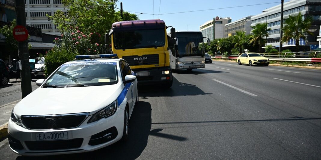 Λεωφορείο συγκρούστηκε με γερανό