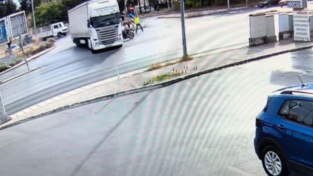 Βίντεο σοκ από το τροχαίο με τον νεκρό 29χρονο δικυκλιστή – Η στιγμή της σύγκρουσης της μηχανής με φορτηγό