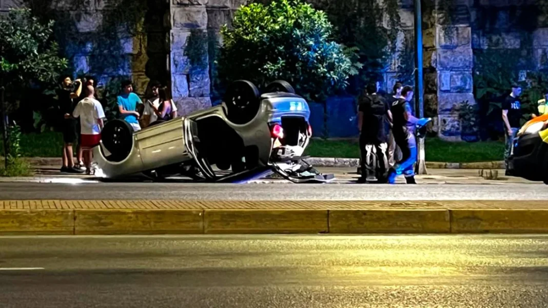 Αυτοκίνητο αναποδογύρισε σε κεντρική λεωφόρο – Τραυματίστηκε ο οδηγός