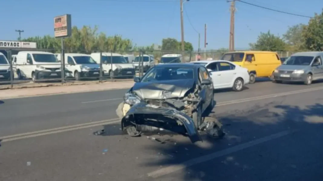 Τροχαίο με έναν ηλικιωμένο σοβαρά τραυματία – Επιχείρησε αναστροφή και συγκρούστηκε με άλλο όχημα