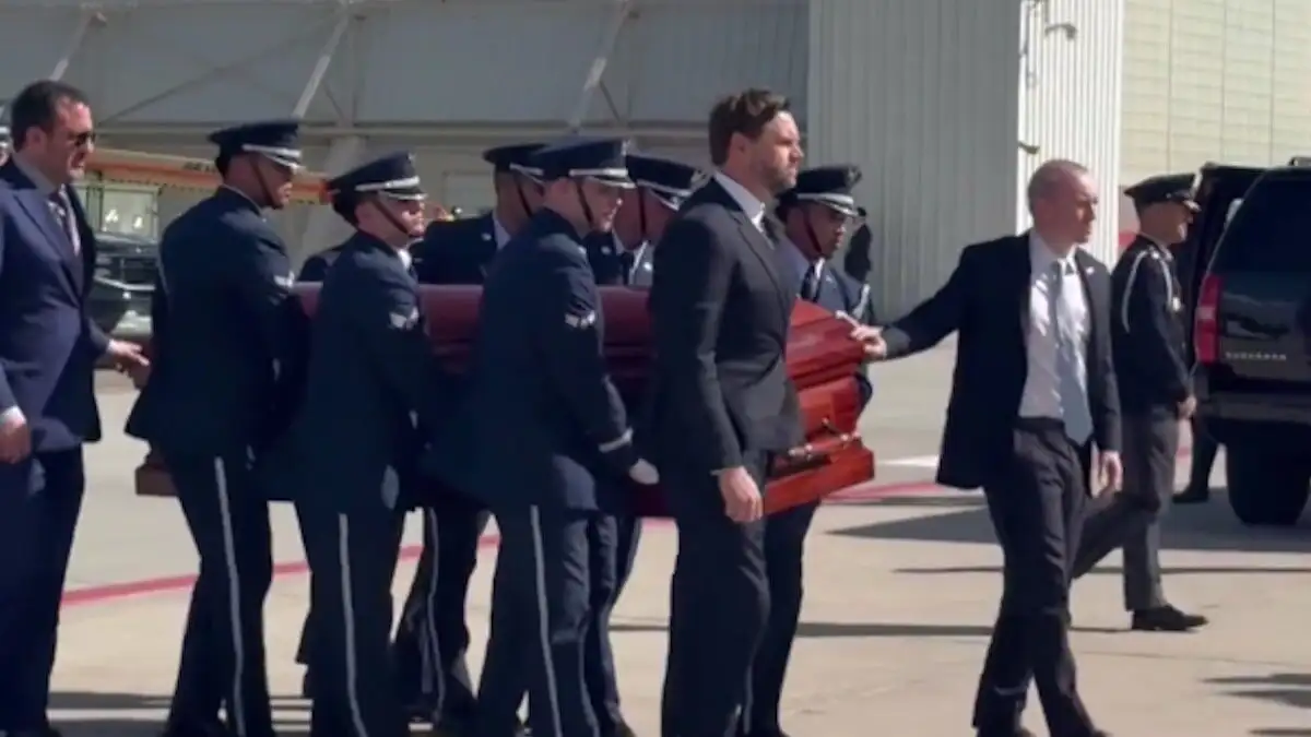 Δολοφονία Τσάρλι Κερκ: Ο αντιπροέδρος των ΗΠΑ μετέφερε το φέρετρο με τη σορό του