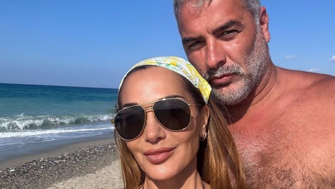 Δέσποινα Βανδή και Βασίλης Μπισμπίκης ποζάρουν σε παραλία της Κρήτης
