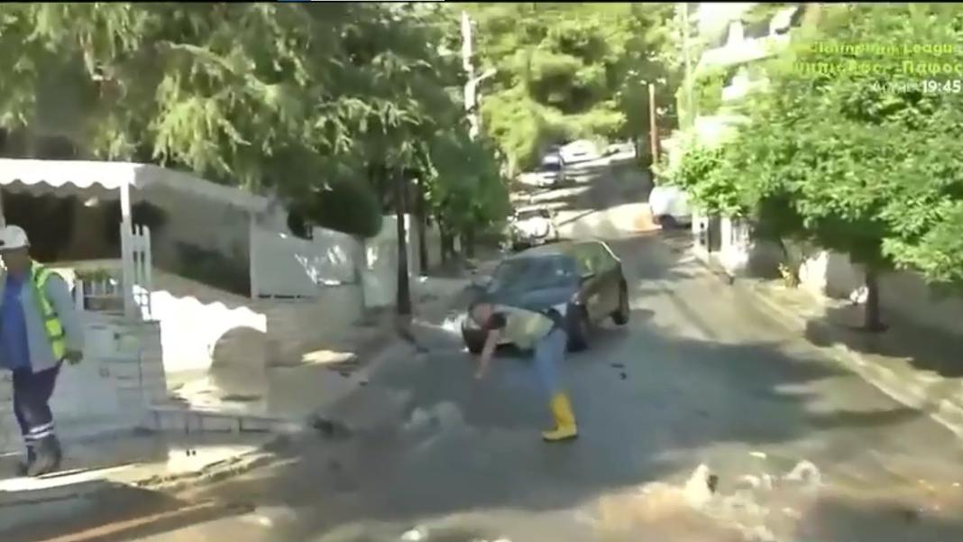 Αυτοκίνητο έπεσε σε τρύπα που προκλήθηκε από σπασμένο αγωγό νερού