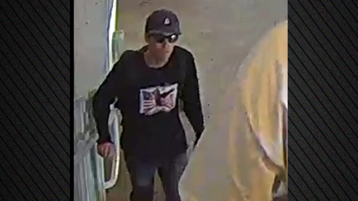 Στη δημοσιότητα φωτογραφίες του υπόπτου για τη δολοφονία του Τσάρλι Κερκ – Τον επικήρυξε το FBI για 100.000 δολάρια