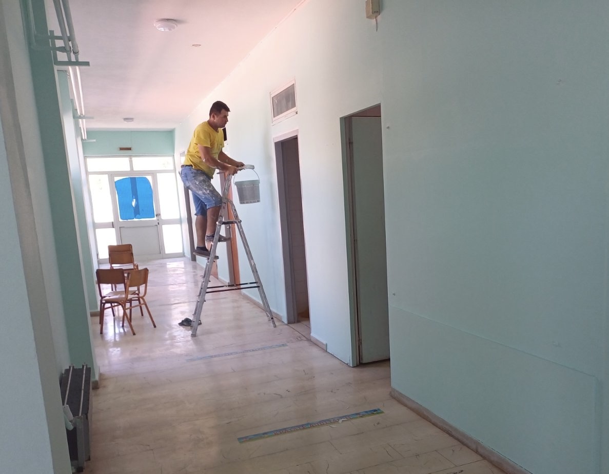 Εκτεταμένες εργασίες συντήρησης σχολικών κτιρίων στο Δήμο Μαλεβιζίου
