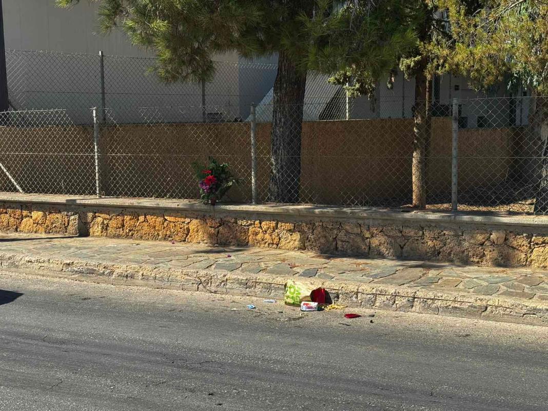 Λίγα λουλούδια στο σημείο που «έσβησε» η 23χρονη Μαρία