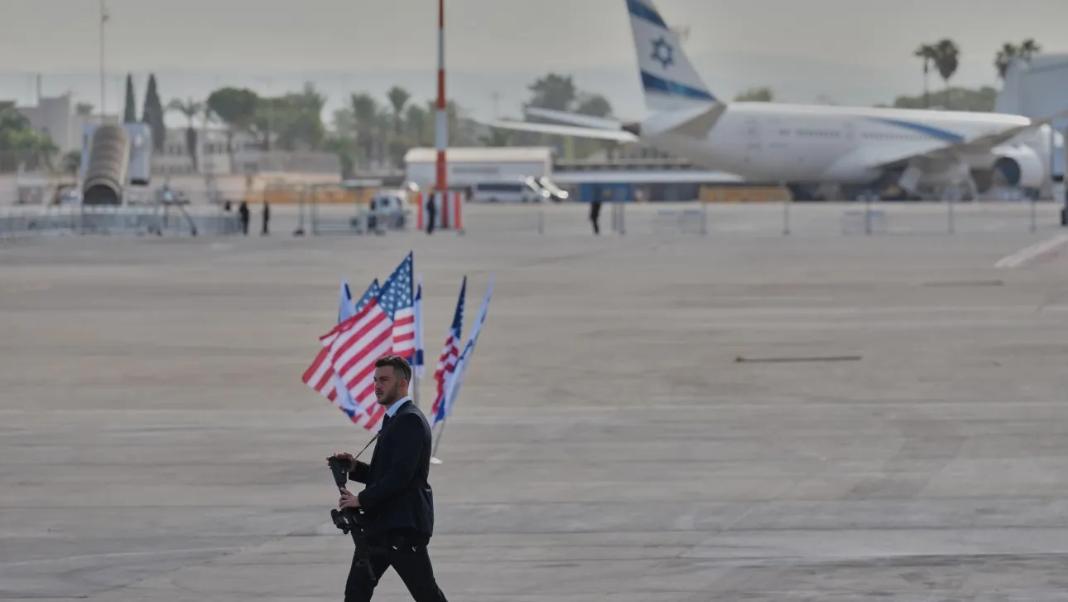 Ο Τραμπ έφτασε στο Ισραήλ: “Ευχαριστούμε” – Το τεράστιο πανό που τον καλωσορίζει