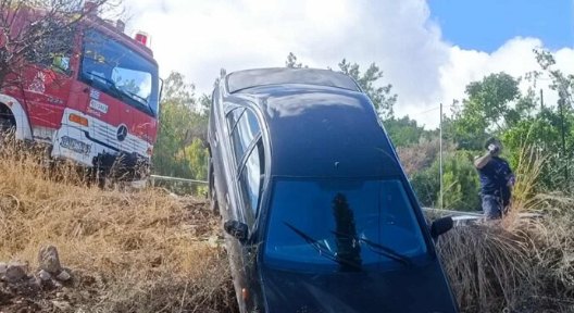 Χανιά: Αυτοκίνητο «γλίστρησε» σε πλαγιά δίπλα σε δημοτικό σχολείο