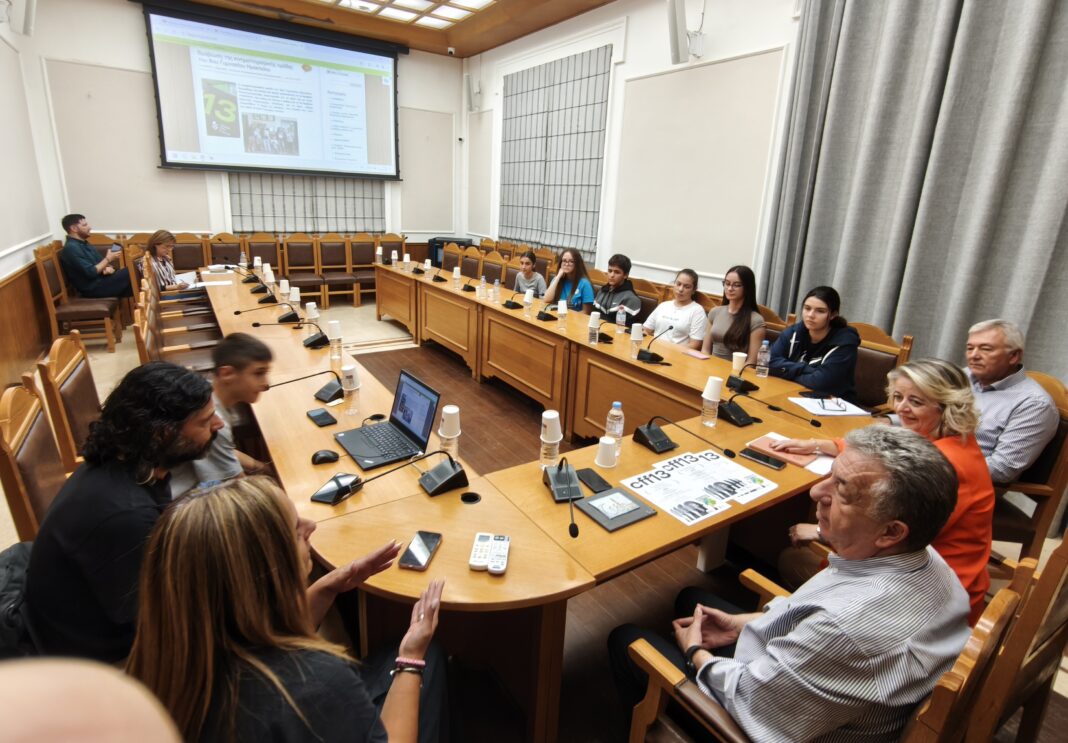 1 (8)1 Στον Περιφερειάρχη μετά τη διάκρισή της η Κινηματογραφική Ομάδα του 8ου Γυμνασίου Ηρακλείου