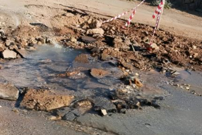Ποτάμια οι δρόμοι σε χωριό των Χανίων – Δεν βρίσκουν από που προέρχεται η διαρροή (φωτογραφίες)