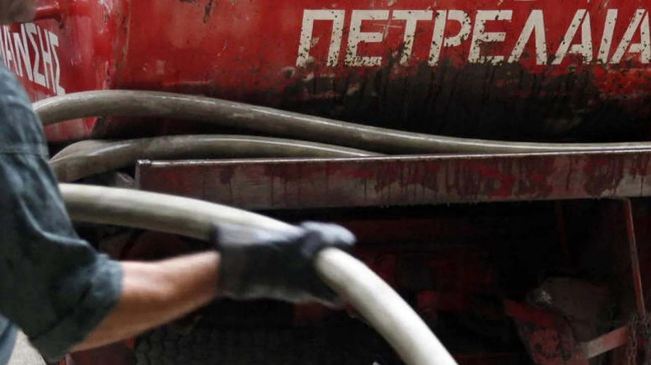 Χαμηλότερες οι τιμές από πέρυσι σε πετρέλαιο θέρμανσης και βενζίνη – Ανοδικά το ρεύμα στο 15νθήμερο