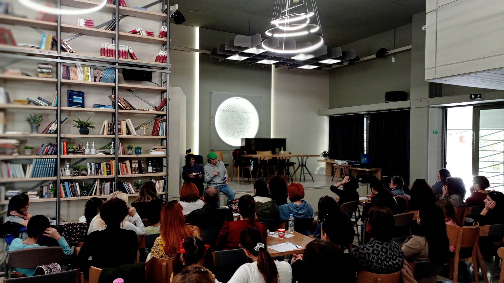 Ξανά στο Ηράκλειο για τους εκπαιδευτικούς “Η ιστορία του Βίκτωρα και της Μαρίας” – Πως θα την παρακολουθήσετε δωρεάν