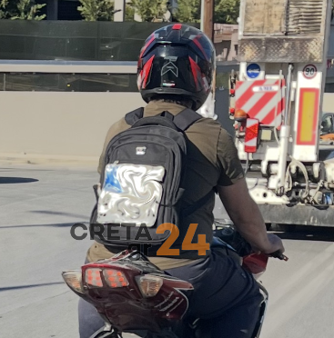 Συνέβη κι αυτό στο Ηράκλειο: Οδηγός μηχανής με την πινακίδα… στην πλάτη!