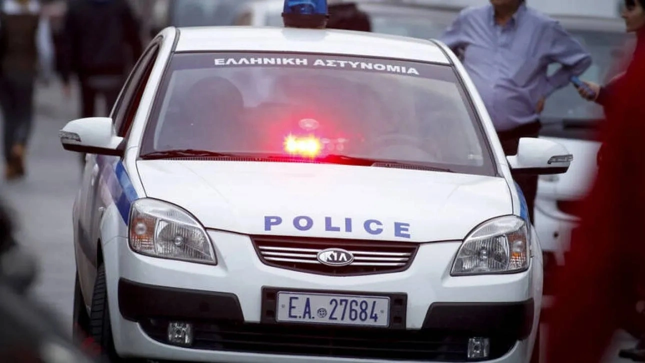 Χειροπέδες σε 20χρονο για πυροβολισμούς με καλάσνικοφ έξω από σπίτι στο Μαραθώνα