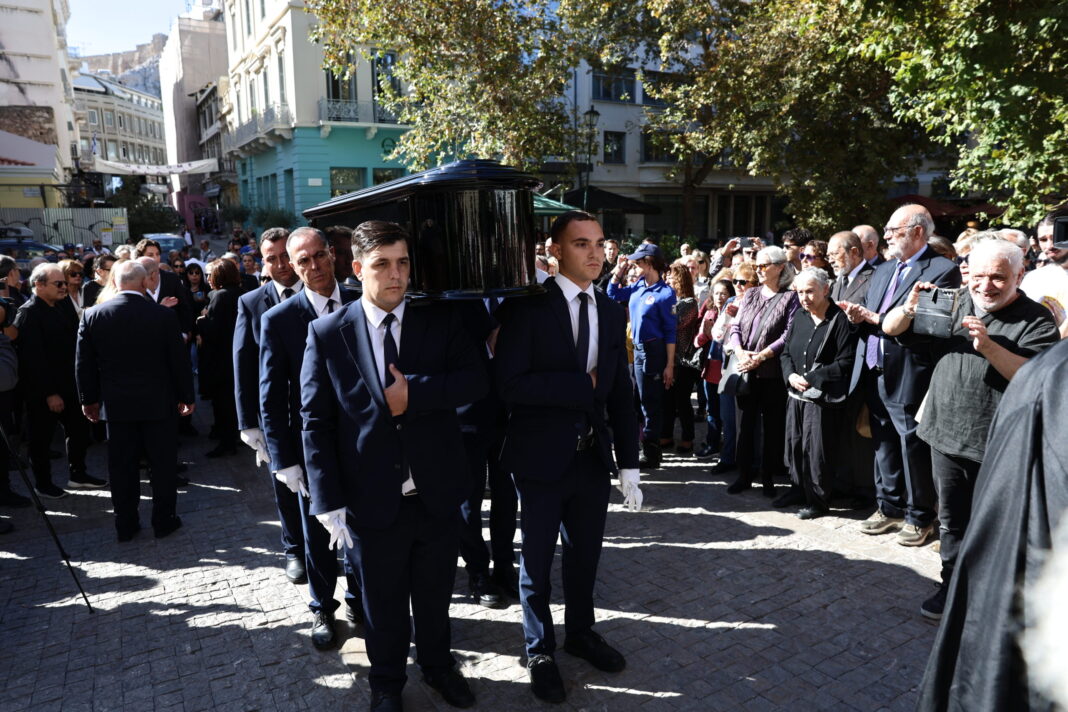 LIVE Το «τελευταίο χειροκρότημα» στον Διονύση Σαββόπουλο