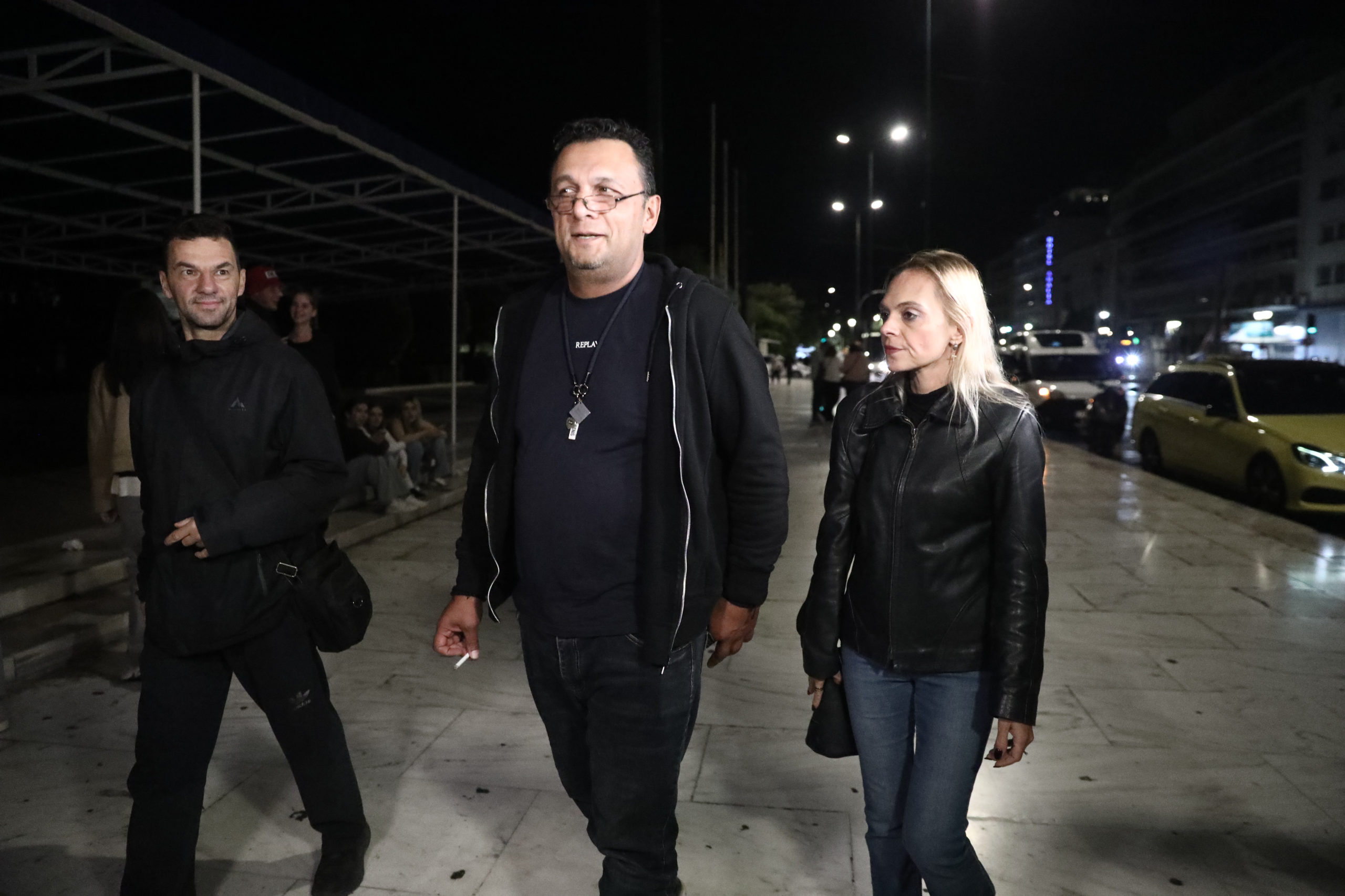 Ο Πάνος Ρούτσι βρέθηκε ξανά στο Σύνταγμα – Κεράκια και τραγούδια στο μνημείο των θυμάτων των Τεμπών