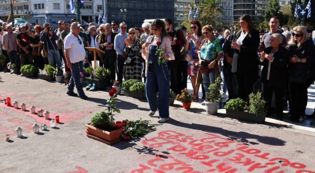 Τέμπη: Πολίτες και συγγενείς των θυμάτων αφήνουν λουλούδια στα ονόματα μπροστά στο μνημείο του Αγνώστου Στρατιώτη