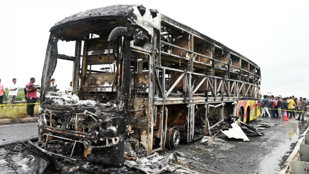 Τραγωδία στην Ινδία: Σύγκρουση λεωφορείου με μηχανή – Πάνω από 25 νεκροί